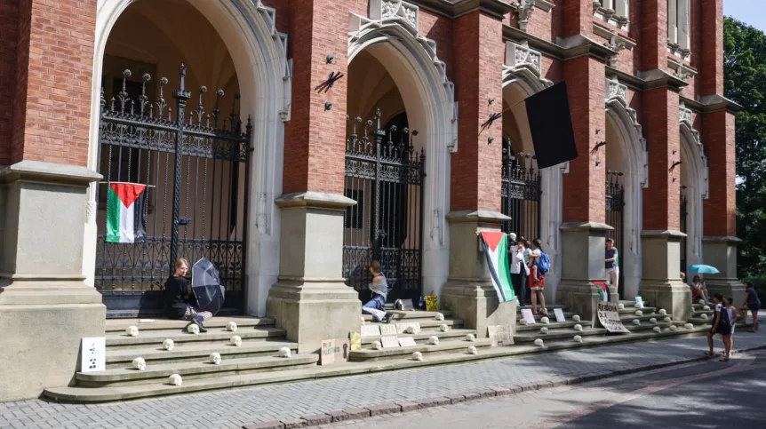 26.06.2024. Protest studentów przed siedzibą Collegium Novum Uniwersytetu Jagiellońskiego w Krakowie. PAP/Art Service