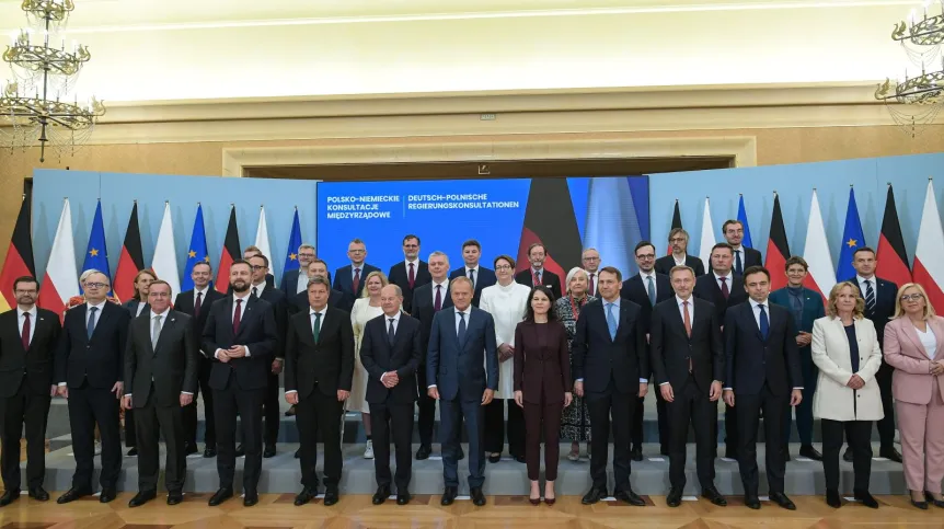 02.07.2024. Premier Donad Tusk (C-P) oraz kanclerz Niemiec Olaf Scholz (C-L) na wspólnym zdjęciu uczestników polsko-niemieckich konsultacji międzyrządowych w Kancelarii Prezesa Rady Ministrów w Warszawie. PAP/Marcin Obara