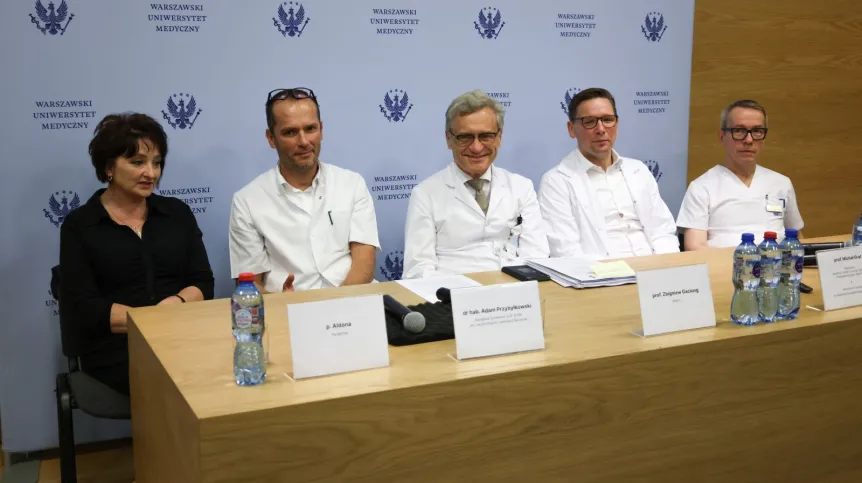 04.07.2024. The patient, Mrs. Aldona (L), deputy treatment director at the University Clinical Centre of the Medical University of Warsaw, Dr. Adam Przybyłkowski (2L), Rector of the Medical University of Warsaw, Professor Zbigniew Gaciong (C), head of the Department and Clinic of General, Transplantation and Liver Surgery of the Medical University of Warsaw, national consultant in the field of clinical transplantology, Professor Michał Grąt (2R) and the head of the Surgical Intensive Care Department of the General, Transplant and Liver Surgery Clinic of the Medical University of Warsaw, Dr. Wojciech Figiel (R) during a press conference at the Children's Clinical Hospital of the University Clinical Centre of the Medical University of Warsaw in Warsaw, April 4. The meeting was devoted to the supportive liver transplant procedure. This pioneering surgery was performed in a patient who had suffered an organ injury as a result of a traffic accident. (amb) PAP/Albert Zawada