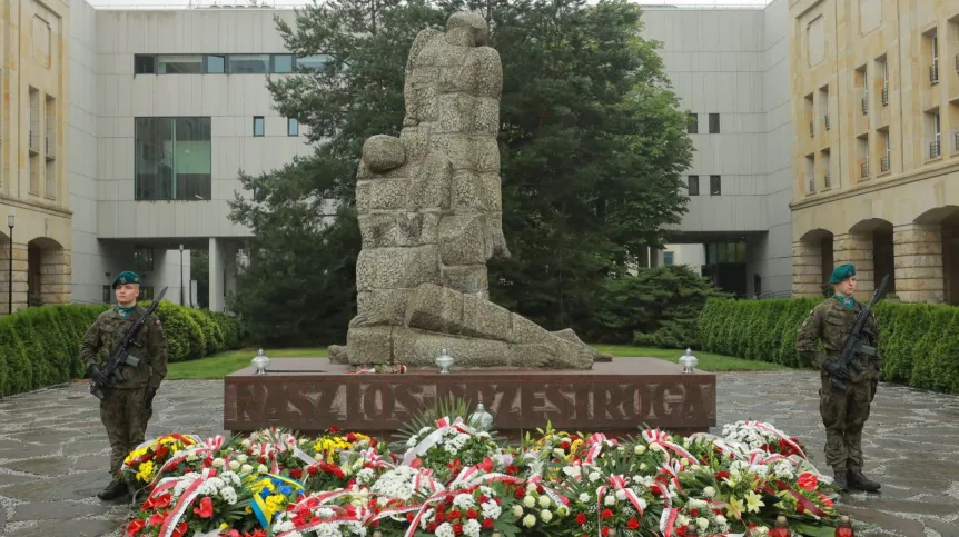 04.07.2024. Uroczystości pod Pomnikiem Pomordowanych Profesorów Lwowskich w kampusie Politechniki Wrocławskiej. PAP/ Krzysztof Cesarz