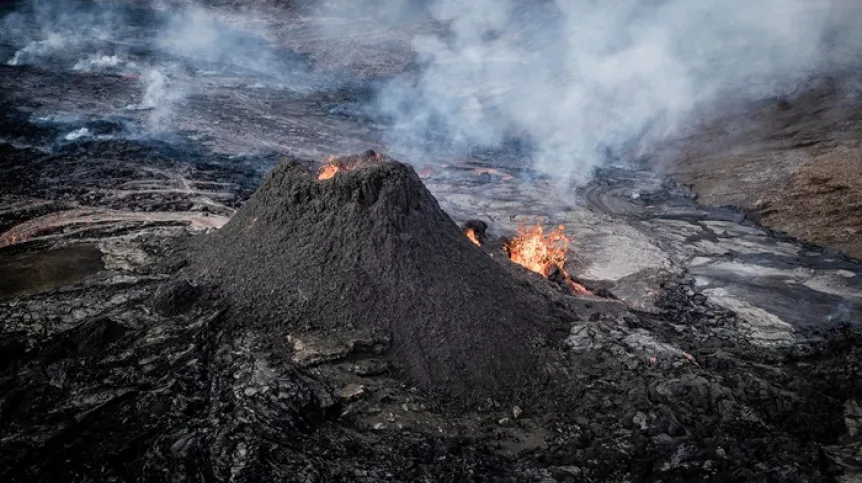 Erupcja szczelinowa na górze Fagradalsfjall w pobliżu miejscowości Grindavik, półwysep Reykjanes, ISlandia; Adobe Stock