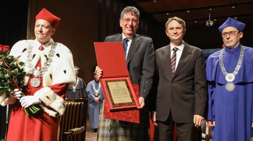 16.09.2024. Historyk prof. Robert Frost (2L) i rektor Uniwersytetu w Białymstoku prof. dr hab. Mariusz Popławski (L) podczas uroczystości nadania tytułu Doktora Honoris Causa prof. Robertowi Frostowi, 16 bm. na Uniwersytecie w Białymstoku. PAP/Artur Reszko