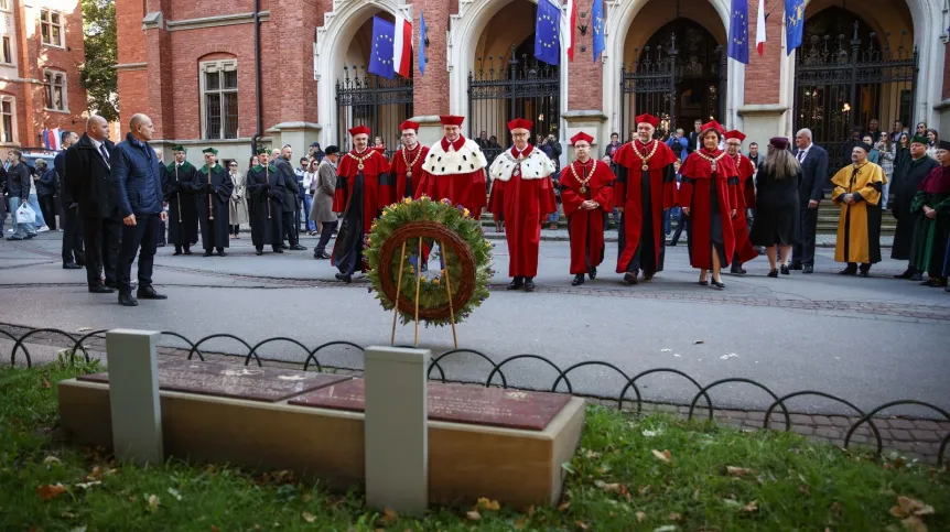 , 01.10.2024. Rektor UJ prof. dr hab. Piotr Jedynak (C-L) i były rektor tej uczelni Jacek Popiel (C-P) składają kwiaty przed tablicą upamiętniającą miejsca martyrologii Polaków przed Collegium Novum Uniwersytetu Jagiellońskiego w ramach inauguracji nowego, 661. roku akademickiego na Uniwersytecie Jagiellońskim, najstarszej polskiej uczelni. PAP/Łukasz Gągulski