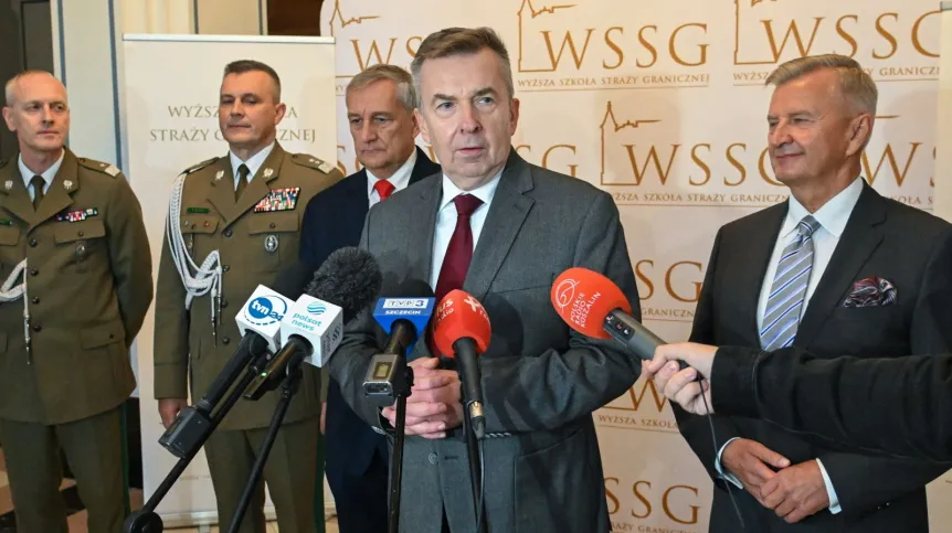 07.10.2024. Minister nauki i szkolnictwa wyższego Dariusz Wieczorek (2P), sekretarz stanu w MSWiA Wiesław Szczepański (3L), podsekretarz stanu w MON Stanisław Wziątek (P), komendant główny Straży Granicznej, gen. dyw. SG Robert Bagan (2L) i rektor-komendant Wyższej Szkoły Straży Granicznej, gen. bryg. SG dr. Piotr Boćko (L) na konferencji prasowej z okazji inauguracji roku akademickiego 2024/2025 w Wyższej Szkole Straży Granicznej w Koszalinie. PAP/Marcin Bielecki