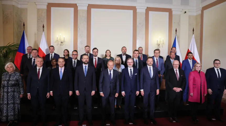 09.10.2024. Premier Donald Tusk (5L-1 rząd), premier Czech Petr Fiala (5P-1 rząd), minister spraw zagranicznych Radosław Sikorski (3L-1 rząd), minister spraw wewnętrznych i administracji Tomasz Siemoniak (2L), minister przemysłu Marzena Czarnecka (L), minister klimatu i środowiska Paulina Hennig-Kloska (C), minister kultury i dziedzictwa narodowego Hanna Wróblewska (3L-3 rząd) podczas otwarcia IX polsko-czeskich konsultacji międzyrządowych w Kancelarii Premiera w Pradze. PAP/Leszek Szymański