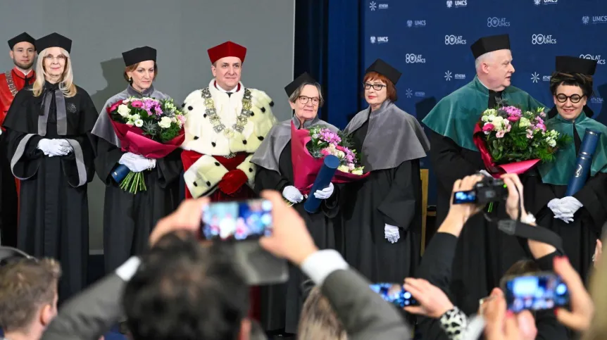 , 25.11.2024. Historyk prof. Jan Pomorski (2P), rektor UMCS, prof. dr hab. Radosław Dobrowolski (3L), prof. dr hab. Iwona Hofman (L), prof. Natasza Ziółkowska-Kurczuk (3P) oraz uhonorowane tytułem doktora honoris causa UMCS, pisarka i dziennikarka Anne Applebaum (2L), reżyserka Agnieszka Holland (C) i pisarka Olga Tokarczuk (P) w Lublinie. PAP/Wojtek Jargiło