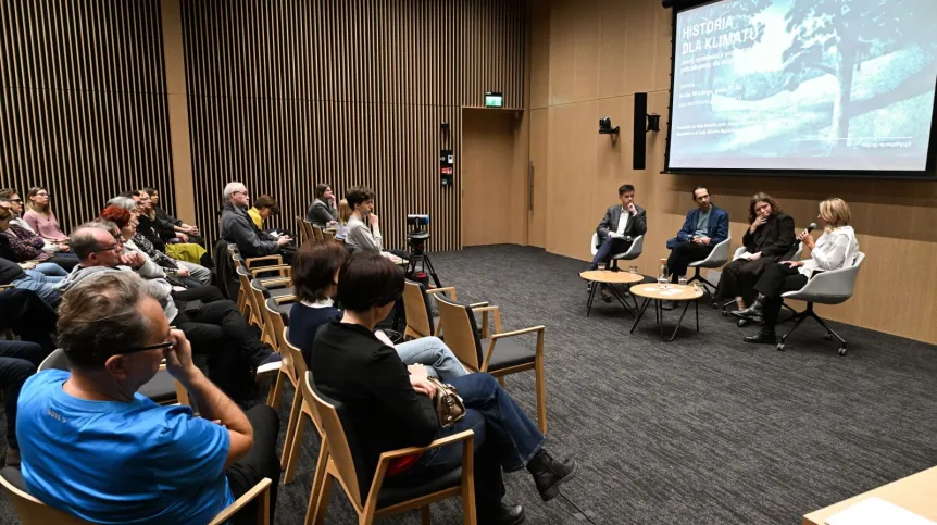  Warszawa, 19.02.2025. Semiotyk, dyrektor MHP dr hab. Marcin Napiórkowski (L), historyk kultury dr Ada Arendt (P), historyk i ekolog prof. Adam Izdebski (2L), aktywistka ekologiczna Zuzanna Karcz (2P) podczas debaty: "Jakiej historii potrzebujemy na uniwersytecie, w szkole i w muzeach, żeby budować społeczeństwo zdolne sprostać wyzwaniom klimatycznym?", 19 bm. w Muzeum Histoprii Polski w Warszawie. (ad) PAP/Radek Pietruszka