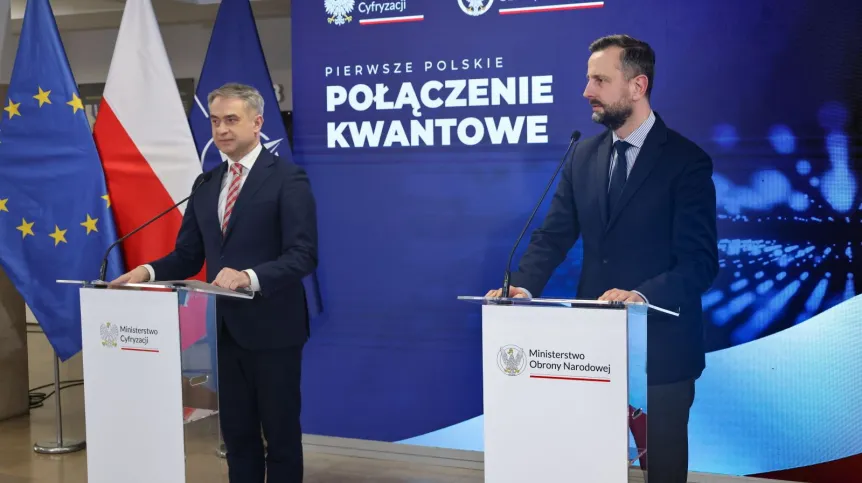 17.03.2025. Wicepremier, minister cyfryzacji Krzysztof Gawkowski (L) i wicepremier, minister obrony narodowej Władysław Kosiniak-Kamysz (P) podczas konferencji prasowej w klubie WAT w Warszawie, 17 bm. Temat spotkania: "Pierwsze polskie połączenie kwantowe". PAP/Albert Zawada