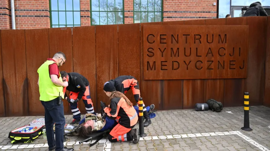 10.04.2025. Ćwiczenia reagowania kryzysowego Kryzys 25 w Centrum Symulacji Medycznej, Uniwersytetu Medycznego we Wrocławiu, 10 bm. Wydarzenie jest organizowane przez Akademię Wojsk Lądowych. Scenariusz zakładał akcję ratunkową, po pożarze. Celem ćwiczeń jest koordynacja służb, rozwinięcie zdolności organizacyjnej, analiza sprawności działania, praktyczne nauczanie studentów ratownictwa medycznego i wydziału lekarskiego poprzez symulowane działania ratunkowe. PAP/Maciej Kulczyński