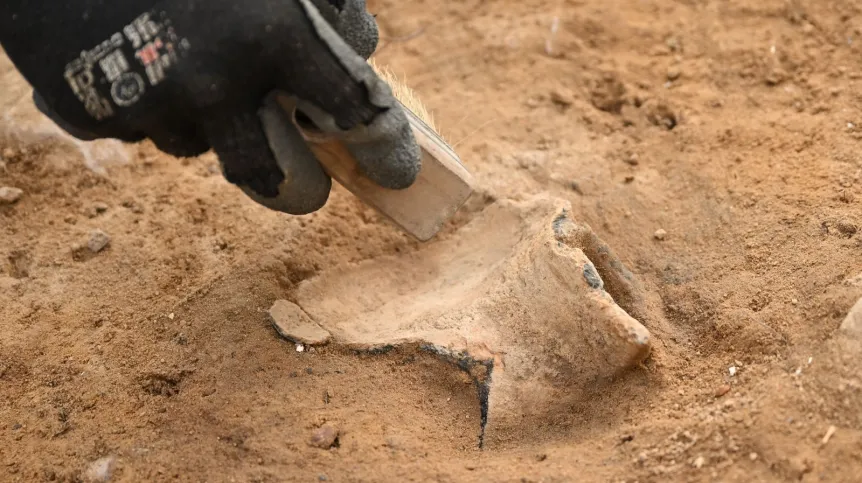 18.04.2025. Wykopaliska archeologiczne na terenie budowy obwodnicy Witomina w Gdyni, 18 bm. Archeolodzy pracujący na trasie przyszłej obwodnicy zidentyfikowali trzy kurhany, a w nich siedem grobów. Znaleziono m.in. skrzynię kamienną zawierającą popielnicę, której powstanie datuje się na ok. 1000-700 lat p.n.e. PAP/Adam Warżawa