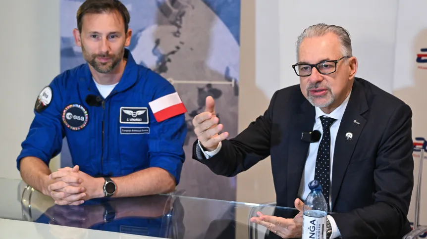 16.04.2025. Na zdjęciu astronauta Sławosz Uznański-Wiśniewski (L) i dyrektor generalny Europejskiej Agencji Kosmicznej Josef Aschbacher (P) podczas wywiadu dla Polskiej Agencji Prasowej, przed drugim dniem III Konferencji Bezpieczeństwa ESA na Zamku Królewskim w Warszawie. PAP/Radek Pietruszka