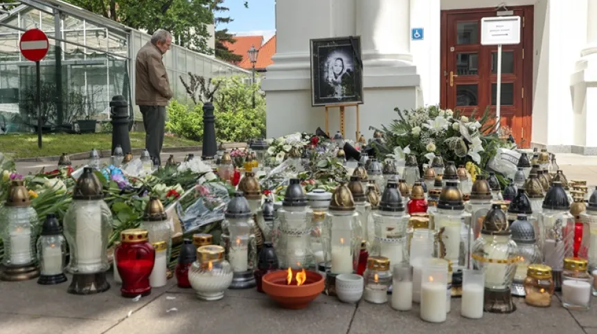 Znicze i kwiaty przed Auditorium Maximum na terenie Kampusu Głównego UW w Warszawie (doro) PAP/Szymon Pulcyn