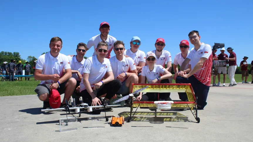 Studenci z Koła Naukowego SAE AeroDesign na zawodach w Stanach Zjednoczonych. Źródło: Politechnika Warszawska