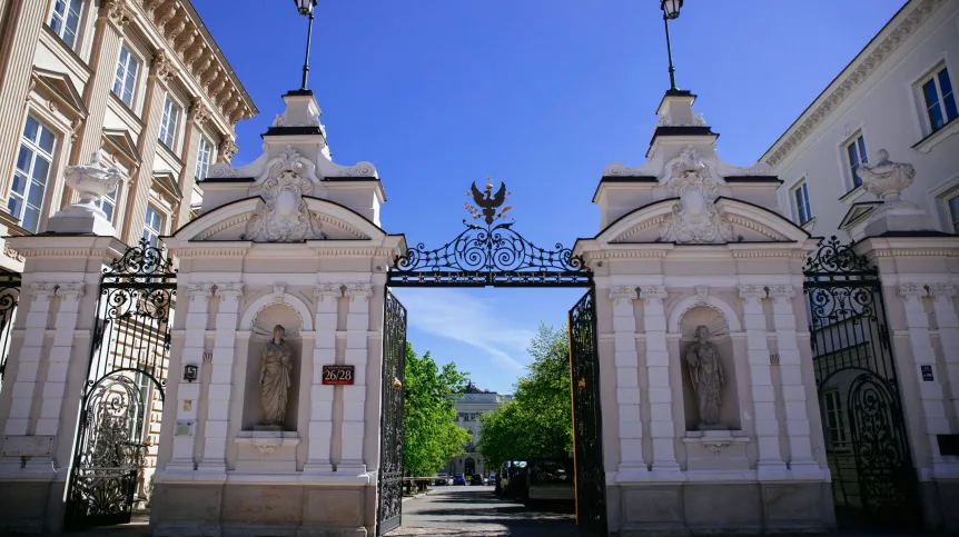 12.05.2021. Brama Główna Uniwersytetu Warszawskiego przy ul. Krakowskie Przedmieście w Warszawie. PAP/Albert Zawada