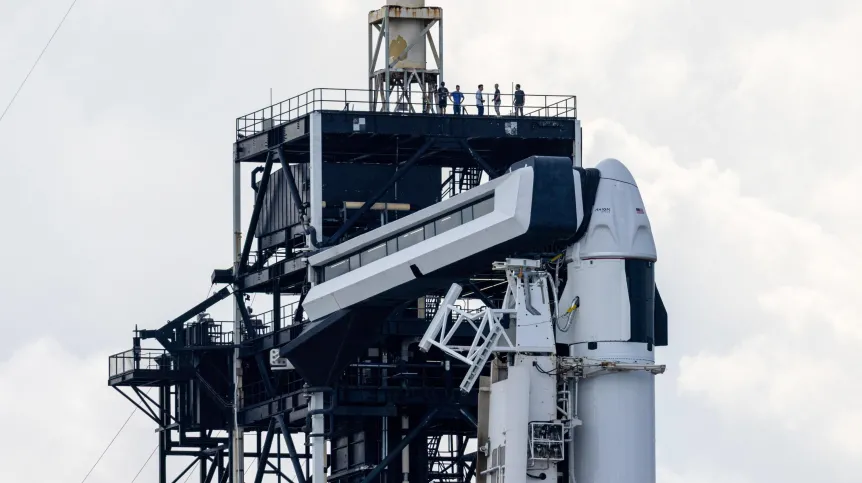 1.06.2025. Rakieta Falcon 9 na stanowisku SLC 39A w Centrum Kosmicznym Johna F. Kennedy’ego na przylądku Canaveral w amerykańskim stanie Floryda. PAP/Leszek Szymański