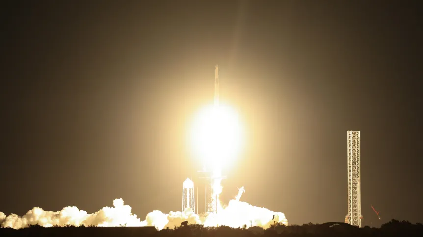 Floryda, 25.06.2025. Start rakiety Falcon 9 z kapsułą Crew Dragon z Centrum Kosmicznego Johna F. Kennedy’ego na przylądku Canaveral na Florydzie, 25 bm. W ramach misji Axiom-4 rakieta zabrała czwórkę astronautów, w tym Sławosza Uznańskiego-Wiśniewskiego na Międzynarodową Stację Kosmiczną (ISS). PAP/Leszek Szymański