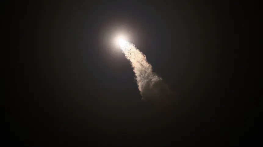 Floryda, 25.06.2025. Start rakiety Falcon 9 z kapsułą Crew Dragon z Centrum Kosmicznego Johna F. Kennedy’ego na przylądku Canaveral na Florydzie, 25 bm. W ramach misji Axiom-4 rakieta zabrała czwórkę astronautów, w tym Sławosza Uznańskiego-Wiśniewskiego na Międzynarodową Stację Kosmiczną (ISS). (amb) PAP/Leszek Szymański