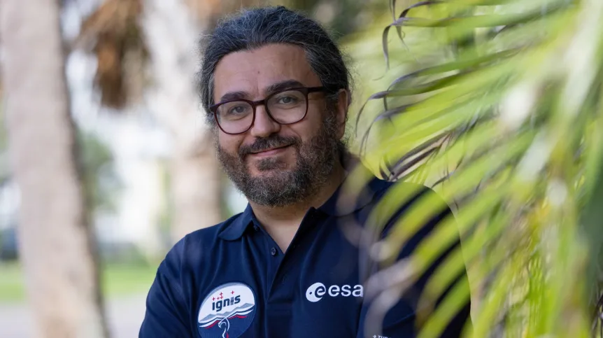 08.06.2025. Na zdjęciu z 7 bm. kierownik misji Ax-4 z ramienia European Space Agency Sergio Palumberi uczestniczy na przyladku Cape Canaveral, 7 bm. w sesji zdjęciowej dla PAP. 10 czerwca z  Centrum Kosmicznego im. Johna F. Kennedy’ego rakieta Falcon 9 wyniesie na Międzynarodową Stację Kosmiczną (ISS) kapsułę Dragon z czworgiem astronautów misji Axiom-4 (Ax-4). Będą to: Peggy Whitson (USA) – dowódczyni, Sławosz Uznański-Wiśniewski (Polska/ESA) – specjalista, Shubhanshu Shukla (Indie) – pilot oraz Tibor Kapu (Węgry) – specjalista. (sko) PAP/Leszek Szymański 