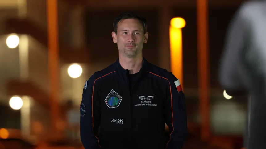 Floryda, 25.06.2025. Na zdjęciu z 24 bm. Polski astronauta Sławosz Uznański-Wiśniewski podczas pożegnania astronautów w Centrum Kosmicznym Johna F. Kennedy’ego na przylądku Canaveral w amerykańskim stanie Floryda. PAP/Leszek Szymański