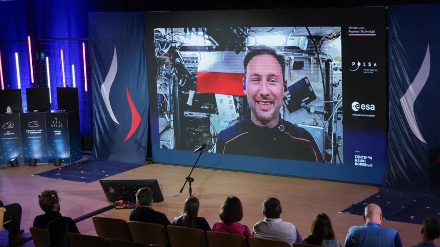 07.07.2025. Połączenie na żywo z przebywającym na Międzynarodowej Stacji Kosmicznej polskim astronautą Sławoszem Uznańskim-Wiśniewskim, 7 bm. w stołecznym Centrum Nauki Kopernik. Wydarzenie odbywa się w ramach programu ARISS, umożliwiającego uczniom na całym świecie kontakt z astronautami na stacji ISS. (ad) PAP/Albert Zawada