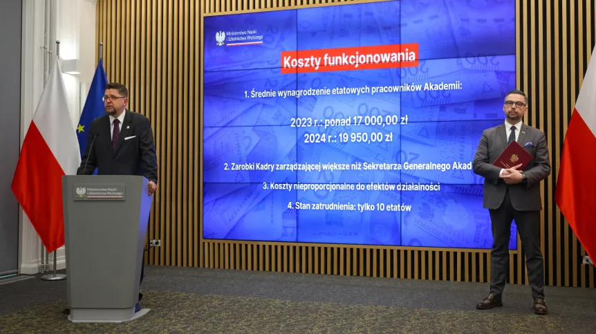09.07.2025. Minister nauki i szkolnictwa wyższego Marcin Kulasek (P) oraz wiceminister nauki i szkolnictwa wyższego Andrzej Szeptycki (L) na konferencji prasowej poświęconej likwidacji Akademii Kopernikańskiej, w Ministerstwie Nauki i Szkolnictwa Wyższego w Warszawie, 9 bm. (ad) PAP/Albert Zawada