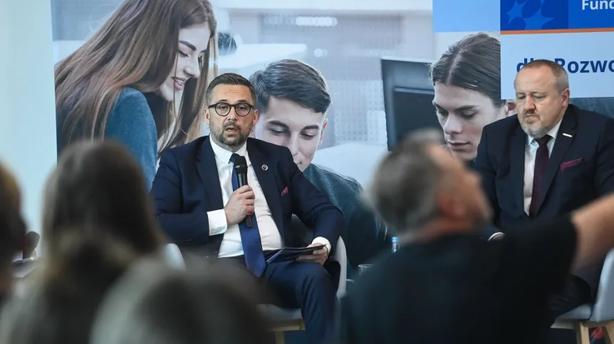 10.07.2025. Minister nauki i szkolnictwa wyższego Marcin Kulasek (L) i dyrektor NCBR Jerzy Małachowski (P) podczas konferencji prasowej NCBR dot. startu projektów uczelni wyłonionych w naborze „Centra wiedzy o dostępności”, realizowanych w ramach programu Fundusze Europejskie dla Rozwoju Społecznego (FERS), w siedzibie Narodowego Centrum Badań i Rozwoju w Warszawie, 10 bm.  (ad) PAP/Piotr Nowak