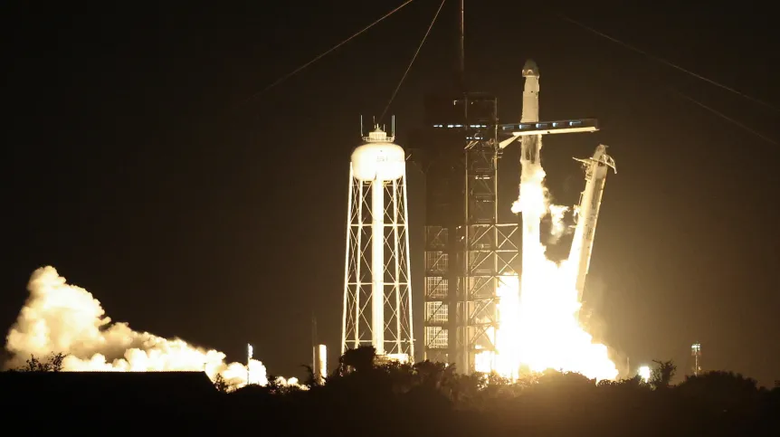 , 25.06.2025. Start rakiety Falcon 9 z kapsułą Crew Dragon z Centrum Kosmicznego Johna F. Kennedy’ego na przylądku Canaveral na Florydzie. W ramach misji Axiom-4 rakieta zabrała czwórkę astronautów, w tym Sławosza Uznańskiego-Wiśniewskiego na Międzynarodową Stację Kosmiczną (ISS). PAP/Leszek Szymański