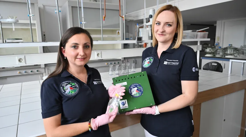Wrocław, 23.07.2025. Dr Weronika Urbańska (P) z Politechniki Wrocławskiej oraz Ewa Borowska (L) ze startupu Extremo Technologies na spotkaniu dla mediów w laboratoriach PW, 23 bm. W trakcie wydarzenia zostały zaprezentowane próbki, poddawane eksperymentom w przestrzeni kosmicznej podczas misji Ignis z udziałem polskiego astronauty Sławosza Uznańskiego-Wiśniewskiego. (mk/amb) PAP/Maciej Kulczyński