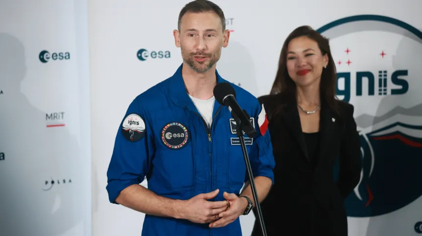 Warszawa, 24.07.2025. Polski astronauta, członek załogi misji Axiom-4 dr Sławosz Uznański-Wiśniewski (L) oraz jego małżonka Aleksandra Uznańska-Wiśniewska (P) podczas powitania w Porcie Lotniczym im. Chopina na Okęciu w Warszawie, 24 bm. Polski astronauta wrócił do kraju na pokładzie specjalnego rządowego samolotu. PAP/Leszek Szymański