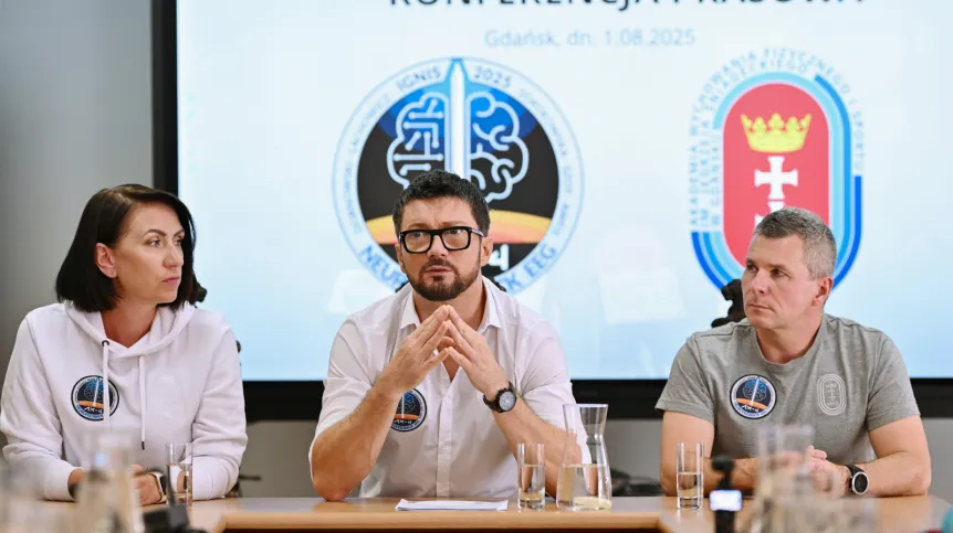 Gdańsk, 01.08.2025. Prof. Inna Sokołowska (L), prof. Marcin Dornowski (C), dr Tomasz Szot (P) na konferencji prasowej na terenie Akademii Wychowania Fizycznego i Sportu w Gdańsku, 1 bm. Konferencja dot. podsumowania zakończonej misji kosmicznej IGNIS, w ramach której zrealizowany został jeden z eksperymentów badawczych — projekt NEUROFEEDBACK EEG. PAP/Marcin Gadomski