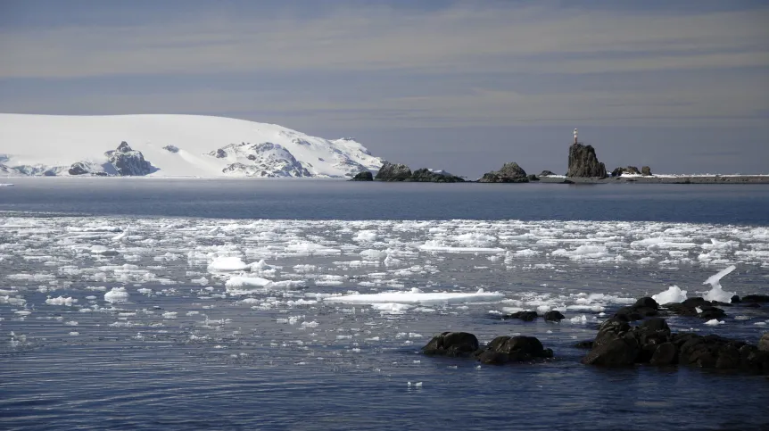 Polska Stacja Antarktyczna im. H.Arctowskiego znajduje się na półkuli południowej w archipelagu Szetlandów Południowych, na Wyspie Króla Jerzego zaliczanej wraz z całym archipelagiem do klimatycznej strefy morskiej Antarktyki. Latarnia morska. gr PAP/Tomasz Janecki