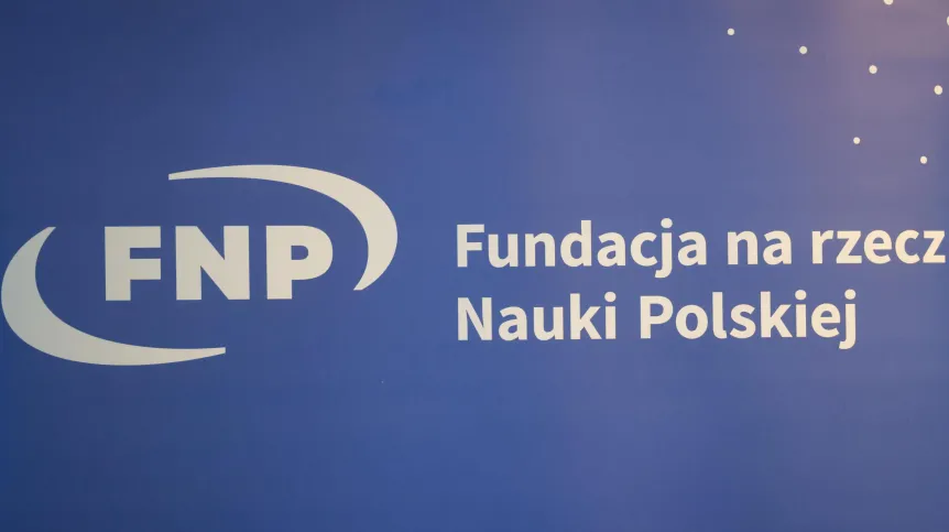 Logo Fundacji na rzecz Nauki Polskiej w siedzibie Fundacji Batorego w Warszawie, 9 bm. (az/dw) PAP/Albert Zawada