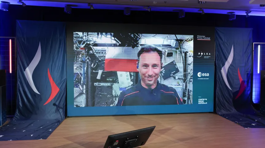 Wcześniejsze połączenie na żywo z polskim astronautą Sławoszem Uznańskim-Wiśniewskim, kiedy przebywał na stacji ISS (doro) PAP/Albert Zawada