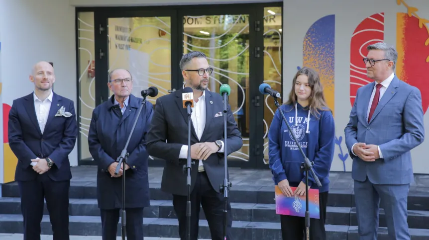Olsztyn, 24.09.2025. (L-P) kanclerz UWM Bogusław Stec, przedstawiciel wykonawcy robót Krzysztof Krawczyk, minister nauki i szkolnictwa wyższego Marcin Kulasek, przewodnicząca samorządu studenckiego Iwona Pająk i rektor UWM Jerzy Przyborowski podczas briefingu prasowego w związku z otwarciem Domu Studenta nr 10 Uniwersytetu Warmińsko-Mazurskiego w Olsztynie, 24 bm. Remont akademika kosztował blisko 28 mln zł. Jest w nim 130 jednoosobowych pokoi (sko) PAP/Tomasz Waszczuk