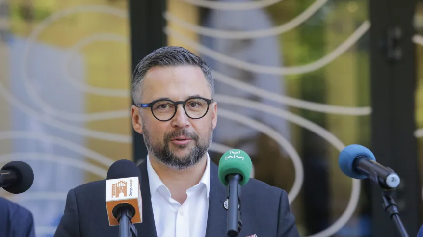 24.09.2025. Minister nauki i szkolnictwa wyższego Marcin Kulasek podczas briefingu prasowego w związku z otwarciem Domu Studenta nr 10 Uniwersytetu Warmińsko-Mazurskiego w Olsztynie, 24 bm. Remont akademika kosztował blisko 28 mln zł. Jest w nim 130 jednoosobowych pokoi (sko) PAP/Tomasz Waszczuk 