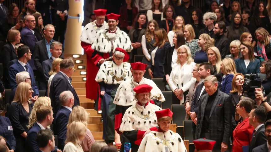 Łódź, 01.10.2025. Uroczysta inauguracja roku akademickiego 2025/2026 uczelni skupionych w Łódzkim Partnerstwie Akademickim: Politechniki Łódzkiej, Uniwersytetu Łódzkiego, Uniwersytetu Medycznego w Łodzi, Akademii Muzycznej, Akademii Sztuk Pięknych oraz Szkoły Filmowej, 1 bm. w Łodzi. PAP/Marian Zubrzycki