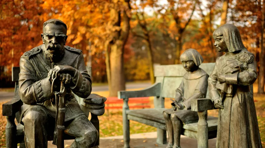 Sulejówek (woj. mazowieckie), 29.10.2015. Pomnik zaprojektowany przez krakowskiego rzeźbiarza Karola Badynę. Fot. PAP/Przemysław Piątkowski