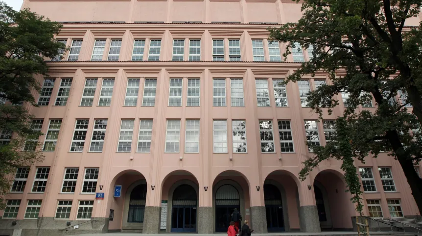 18.09.2013. Siedziba Szkoły Głównej Handlowej. PAP/Radek Pietruszka