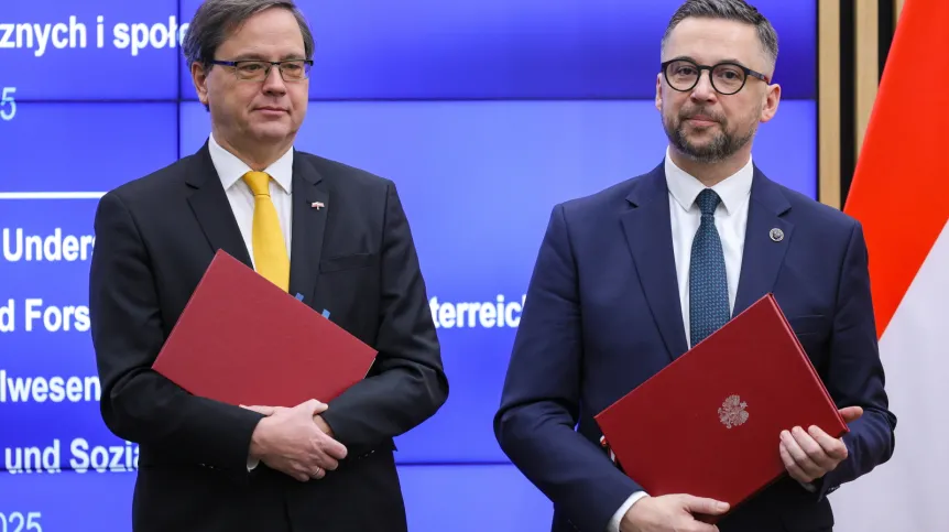 , 16.12.2025. Minister nauki i szkolnictwa wyższego Marcin Kulasek (P) oraz ambasador Austrii w Polsce Hannes Schreiber (L) na podpisaniu umowy między resortem nauki RP i Ministerstwem ds. Kobiet, Nauki i Badań Naukowych Republiki Austrii w siedzibie MNiSW w Warszawie, 16 bm. Podpisane porozumienie dotyczy współpracy w dziedzinie nauk humanistycznych i społecznych. PAP/Rafał Guz