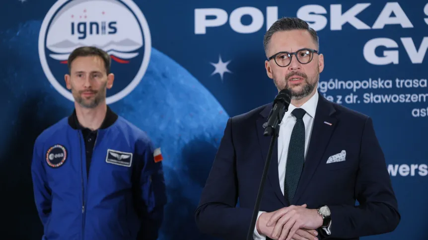 19.12.2025. Astronauta Sławosz Uznański-Wiśniewski (L) oraz minister nauki i szkolnictwa wyższego Marcin Kulasek (P) podczas konferencji prasowej po zakończeniu finałowego spotkania ze Sławoszem Uznańskim-Wiśniewskim w ramach trasy „IGNIS - Polska sięga gwiazd”, 19 bm. w holu Pałacu Kazimierzowskiego na Kampusie Głównym UW. Trasa zostałą zrealizowana przez Ministerstwo Rozwoju i Technologii, Ministerstwo Nauki i Szkolnictwa Wyższego oraz Polską Agencję Kosmiczną we współpracy z Europejską Agencją Kosmiczną. PAP/Rafał Guz