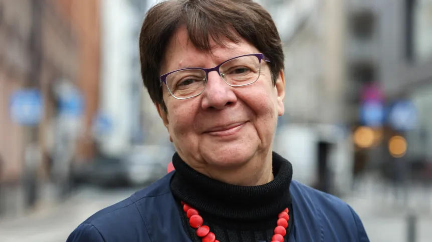 15.12.2025. Na zdjęciu z 12 bm. dyrektorka stołecznego Festiwalu Nauki dr Zuzanna Toeplitz przed siedzibą Polskiej Agencji Prasowej w Warszawie. Dr Zuzanna Toeplitz była gościem Studia PAP. PAP/Albert Zawada