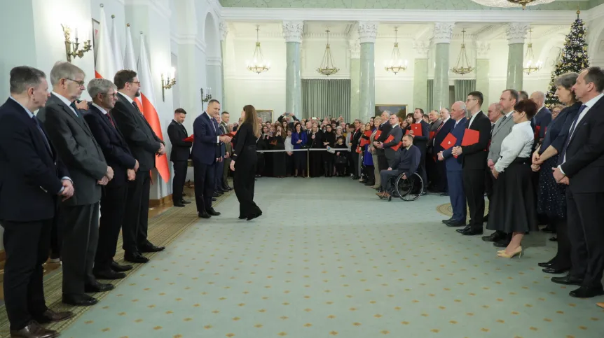  07.01.2026. Prezydent RP Karol Nawrocki (2L) podczas uroczystości w Pałacu Prezydenckim w Warszawie, 7 bm. Ponad 140 pracowników nauki i sztuki odbierze z rąk prezydenta nominacje profesorskie. PAP/Paweł Supernak