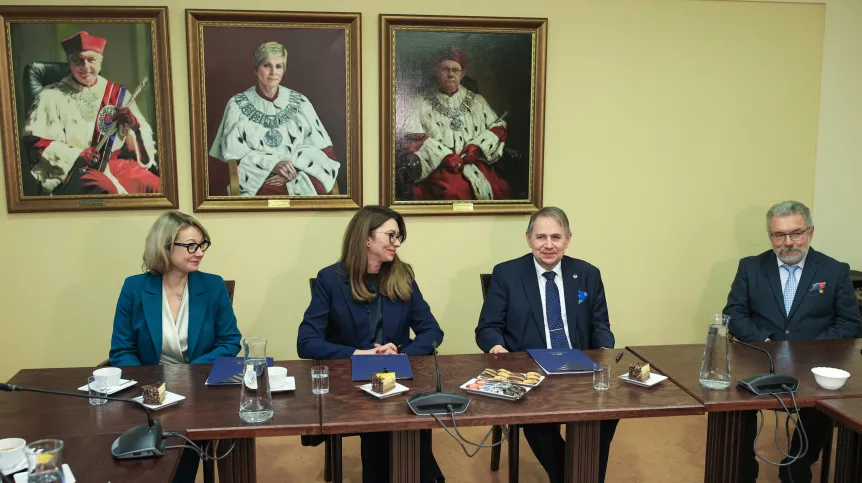 13.01.2026. Od lewej: Prokurent w Uzdrowisku Kopalnia Soli „Wieliczka” Turystyka Agnieszka Ziętara, prezeska zarządu Kopalni Soli „Wieliczka” S.A. Barbara Zięba-Godula, rektor Śląskiego Uniwersytetu Medycznego w Katowicach prof. dr hab. n. med. Tomasz Szczepański i prof. dr hab. n. med. Dariusz Jastrzębski podczas podpisania umowy Śląskiego Uniwersytetu Medycznego z Kopalnią Soli w Wieliczce, 13 bm. w Katowicach. Umowa dot. prowadzonych w Kopalni badań pacjentów ze schorzeniami pulmonologicznymi. (aldg) PAP/Jarek Praszkiewicz