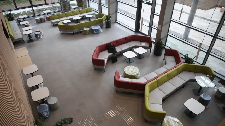 05.02.2026. Zwiedzanie dla mediów nowego kampusu Uniwersytetu Papieskiego Jana Pawła II w Krakowie, 5 bm. Koszt inwestycji zwiększył się w związku z koniecznością połączenia dwóch budynków i dostosowania biblioteki do integracji z częścią dydaktyczną. (aldg) PAP/Łukasz Gągulski