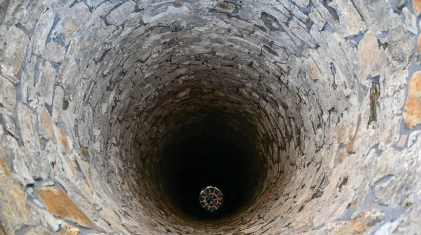  Sanok, 05.03.2026. Odrestaurowana i zrekonstruowana zabytkowa studnia na dziedzińcu Muzeum Historycznego w Sanoku, 5 bm. W wyniku przeprowadzonych prac odtworzono jej wygląd z 1900 roku. Podczas eksploracji na dnie studni znaleziono tysiące różnych przedmiotów, od XVII-wiecznej monety po militaria z II wojny światowej. (mr) PAP/Darek Delmanowicz