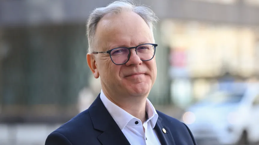 12.03.2026. Na zdjęciu z 10 bm. hydrolog, dyrektor Instytutu Geofizyki PAN prof. Paweł Rowiński przed siedzibą Polskiej Agencji Prasowej w Warszawie. Prof. Paweł Rowiński był gościem Studia PAP. PAP/Radek Pietruszka