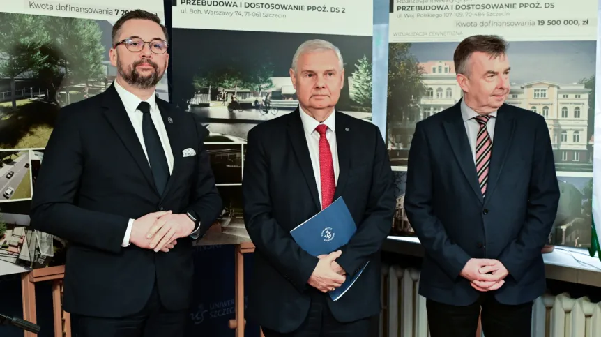 Szczecin, 30.03.2026. Minister nauki i szkolnictwa wyższego Marcin Kulasek (L), rektor Uniwersytetu Szczecińskiego  prof. dr hab. Waldemar Tarczyński (C) i poseł Lewicy Dariusz Wieczorek (P) podczas wizyty w Domu Studenckim "Portowiec" w Szczecinie, 30 bm. Temat spotkania: Finalizacja prac remontowych w DS „Portowiec” oraz wsparcie rządowe na inwestycje Uniwersytetu Szczecińskiego, w tym Archiwum USz. (ad) PAP/Marcin Bielecki