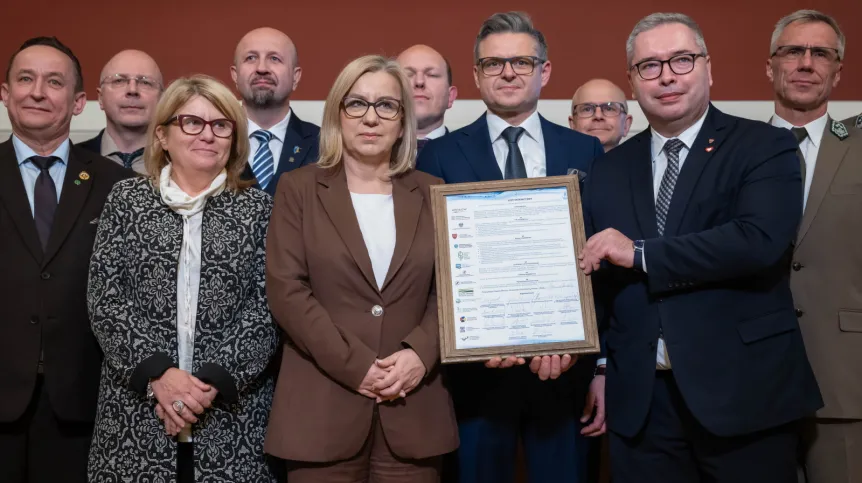 02.04.2026. Ministra klimatu i środowiska Paulina Hennig-Kloska (5L), prezes zarządu WFOŚiGW w Poznaniu Rafał Ratajczak (4P), członek zarządu województwa wielkopolskiego Jacek Bogusławski (2P) i rektor Uniwersytetu im. Adama Mickiewicza w Poznaniu prof. dr hab. Bogumiła Kaniewska (3L) na podpisaniu listu intencyjnego w Poznaniu, 2 bm. List dotyczy międzyinstytucjonalnej współpracy w zakresie wspólnego i skoordynowanego przeciwdziałania skutkom suszy na terenie Wielkopolski. (ad) PAP/Jakub Kaczmarczyk