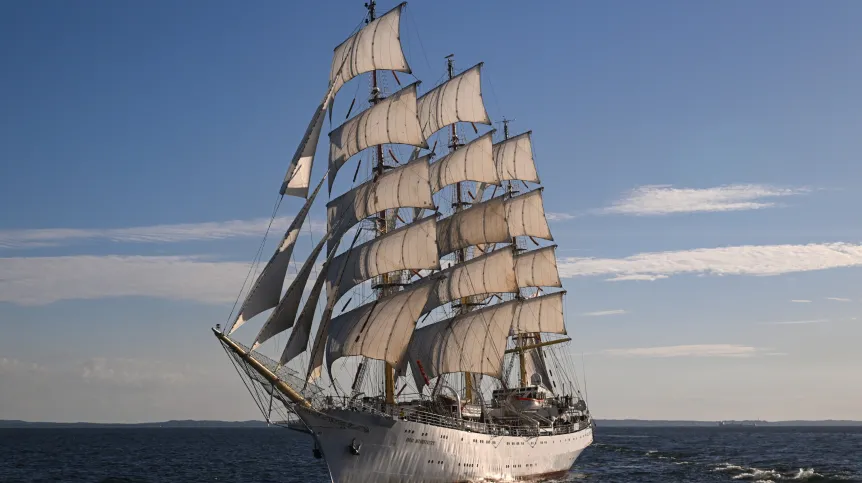 05.08.2024. Żaglowiec "Dar Młodzieży". PAP/Marcin Bielecki