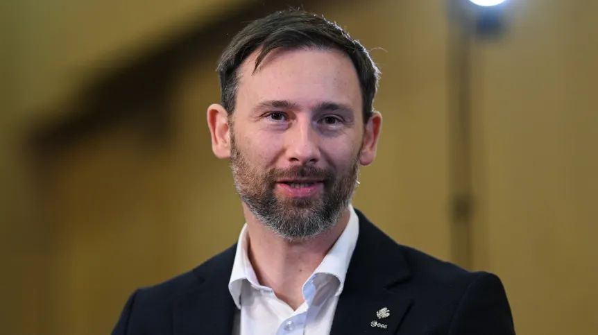 13.04.2026. Astronauta Europejskiej Agencji Kosmicznej Sławosz Uznański-Wiśniewski podczas wywiadu dla PAP na śniadaniu prasowym „Polskie eksperymenty w kosmosie”, 13 bm. w Centrum Nauki Kopernik w Warszawie. PAP/Marcin Obara